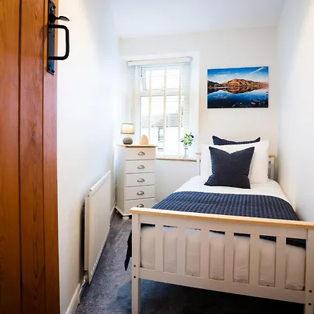 Cosy On Edge Of District