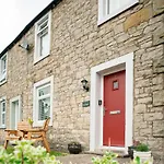 Cosy On Edge Of District Nyaraló *