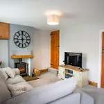 Cosy On Edge Of District