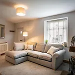 Cosy On Edge Of District Nyaraló *